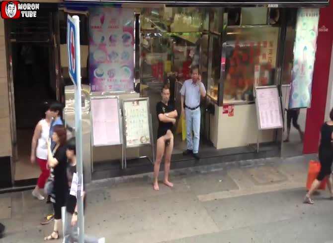 Video :A man performs exhibitionist on the street, proud of his sexual qualities (Hong Kong)